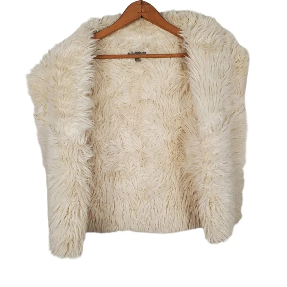 Pistachio Women's Cream Faux Fur Vest. MED - Picture 7 of 10